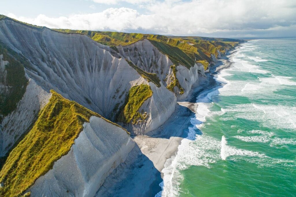 樺太・千島のロシア人がウクライナ戦争に志願すれば最大3000万円、危険だが借金の帳消しや優遇金利など特典は多数 【函館発・安木レポート】千島列島の観光振興どころではないロシア、択捉島ではなく日本本土に向かうロシア人観光客(1/4) | JBpress (ジェイビープレス)