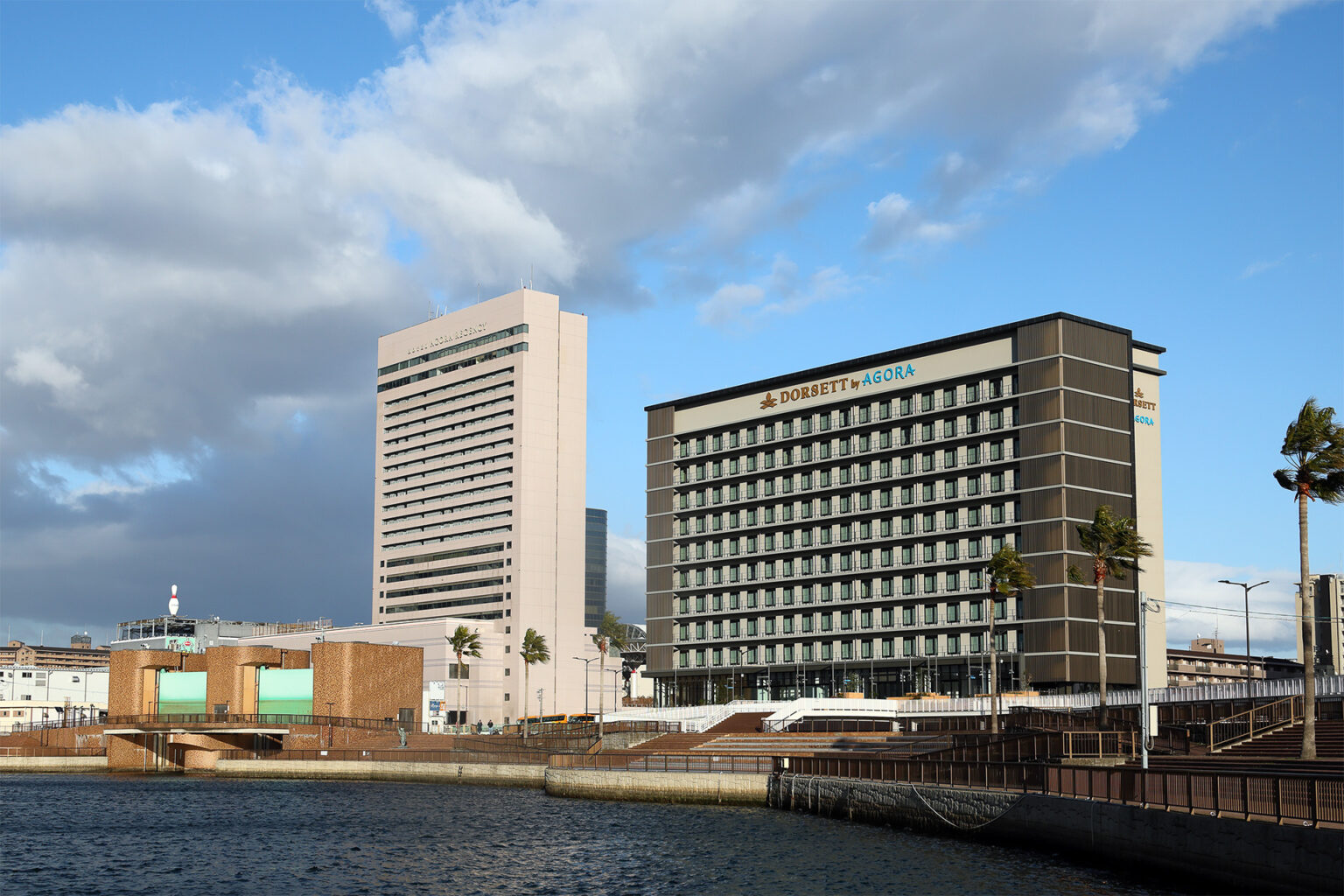 徒歩3分でイルカと触れ合える？　堺旧港を臨むハーバーフロント、開業1周年の「ドーセット バイ アゴーラ 大阪堺」に泊まってみた - トラベル Watch