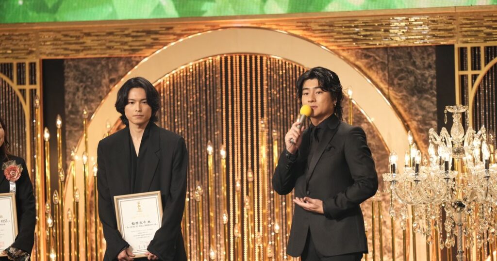 SixTONES森本慎太郎が松村北斗に話題賞を授与「オッス、北斗！慎太郎だぞ」：第49回日本アカデミー賞 - シネマトゥデイ