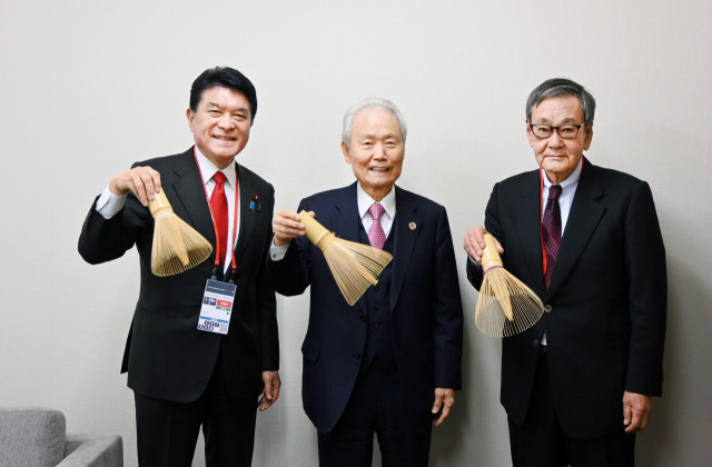 侍ジャパンに特大茶せんを贈呈 - 奈良県高山茶筌生産協同組合