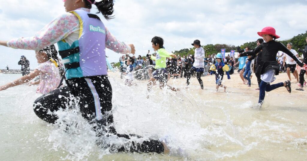 早っ！日本最南端の＼夏宣言／　初泳ぎは「ちょっと冷たい」　石垣島で海開き　沖縄