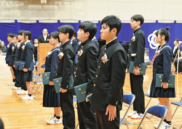 思い出胸に 新たな道へ 金沢の小中で卒業式始まる