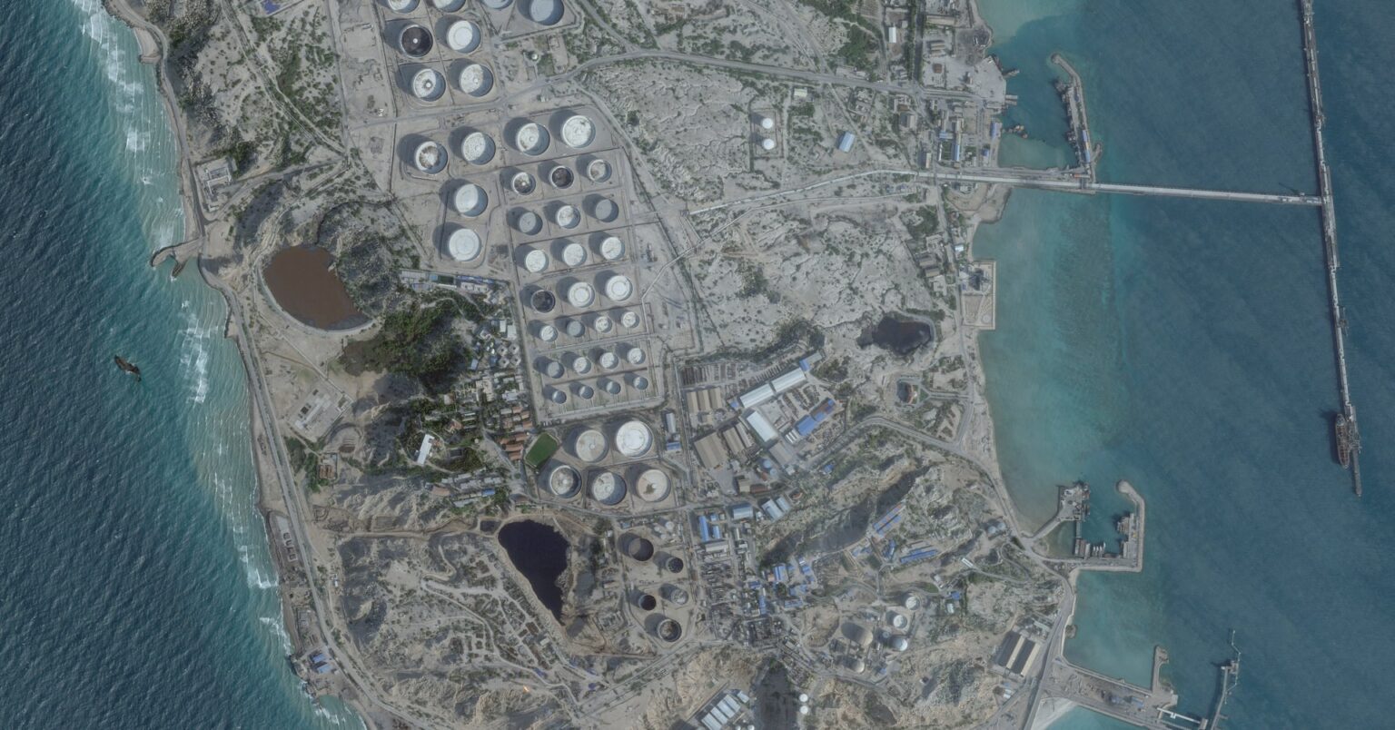 トランプ氏、カーグ島再攻撃を示唆　イランとの取引「条件不十分」 | ロイター