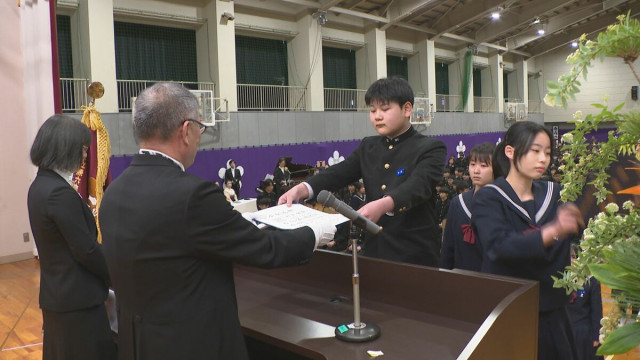 金沢市の中学校で卒業式 2025年度の石川県内の中学校では8927人が卒業