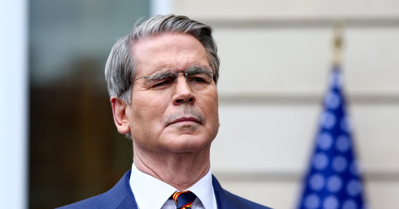 供給確保優先、ホルムズ海峡のイラン船舶通過「問題なし」＝米財務長官 | ロイター