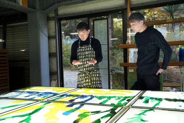 大型ステンドグラス　富山駅にあす（18日）お目見え【あいの風とやま鉄道】ミナ ペルホネン デザイナー皆川明氏監修「生命の根」　縦4.5メートル、横3.9メートル