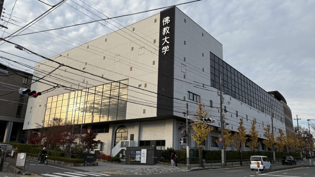 仏教系大学は全国に何校あるのか？駒澤大学、龍谷大学、佛教大学、大正大学……他に意外な名前も 【現代死生考】定員割れが続く仏教学部、年間収入500万円以下の寺院が全体の過半数と仏教界は厳しい状況(1/4) | JBpress (ジェイビープレス)