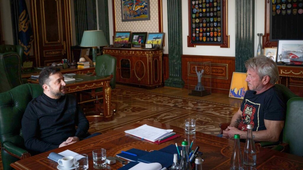 アカデミー賞欠席のショーン・ペン、ウクライナでゼレンスキー大統領と面会 | Vogue Japan