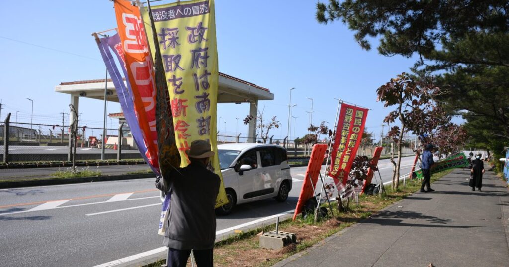 辺野古ゲート前、抗議行動を中止 船転覆死亡事故受け 漁港では犠牲者を弔う姿も 沖縄 辺野古ゲート前、抗議行動を中止 船転覆死亡事故受け 漁港では犠牲者を弔う姿も 沖縄