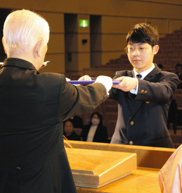 1期生 未来へ努力誓う 金沢龍谷・中等部の卒業式(中日新聞Web)|dメニューニュース(NTTドコモ) 1期生 未来へ努力誓う 金沢龍谷・中等部の卒業式