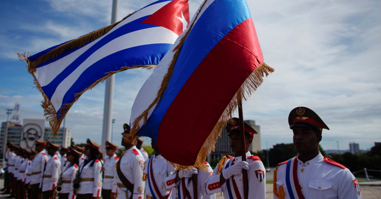 ロシア、キューバへの「揺るぎない連帯」表明　内政干渉を非難 | ロイター