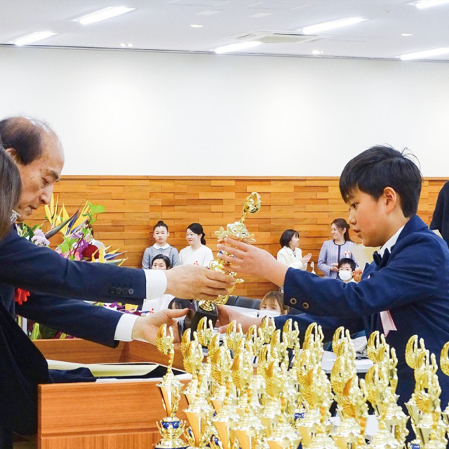 藤沢珠算教育振興会　優良生徒46人を表彰 〈藤沢市〉