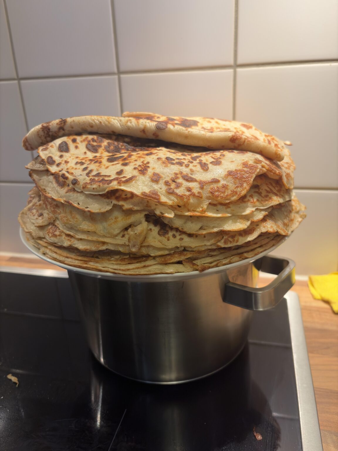 今日はケーキの日なので、パンケーキが山盛りです！