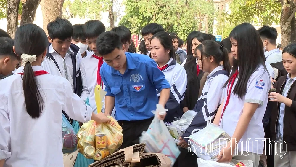 紙を木に交換しよう ― 学校から始まる環境に優しいライフスタイルの普及。