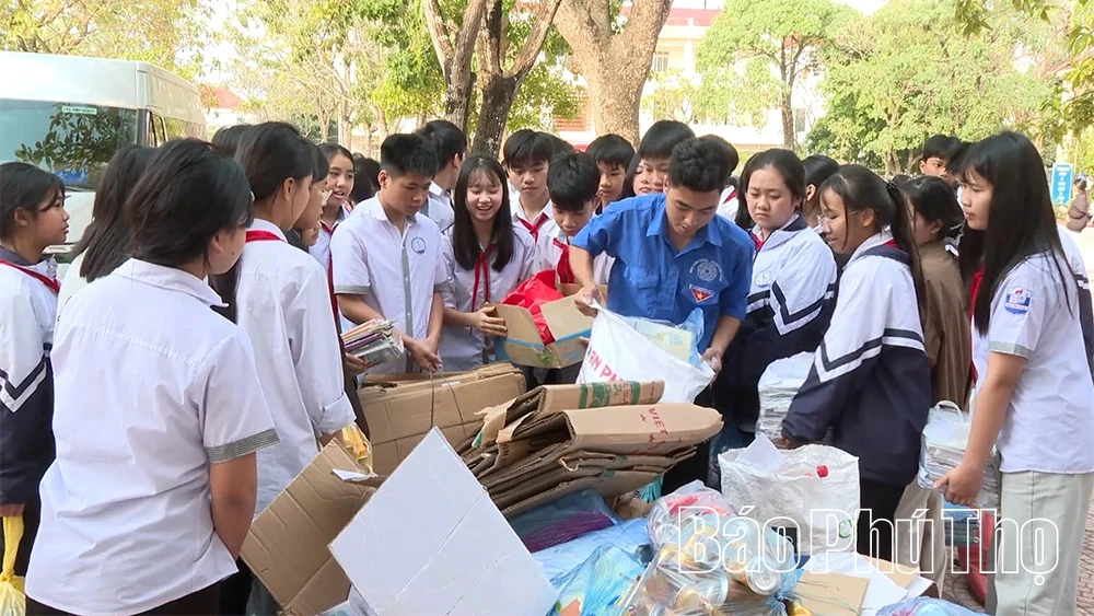 紙を木に交換しよう ― 学校から始まる環境に優しいライフスタイルの普及。