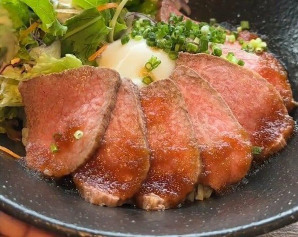 茨城県の道の駅で味わえる「ローストビーフ丼」が話題!「最高に飲める」「食感がたまらない」と絶賛 | LIMO | くらしとお金の経済メディア 茨城県の道の駅で味わえる「ローストビーフ丼」が話題!「最高に飲める」「食感がたまらない」と絶賛 | LIMO | くらしとお金の経済メディア