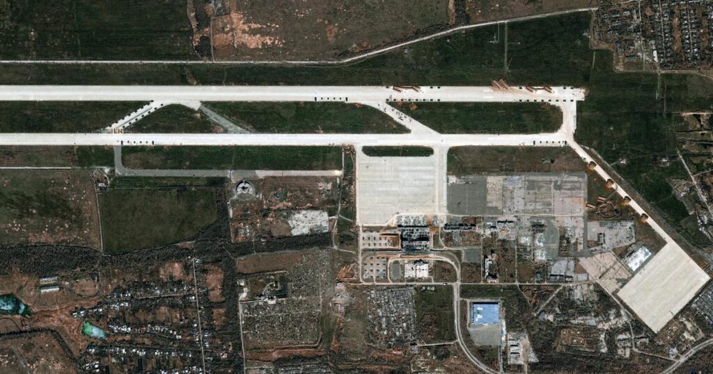 【衛星画像】ロシア、ドローン基地に転用したドネツク空港をさらに拡張 | Business Insider Japan