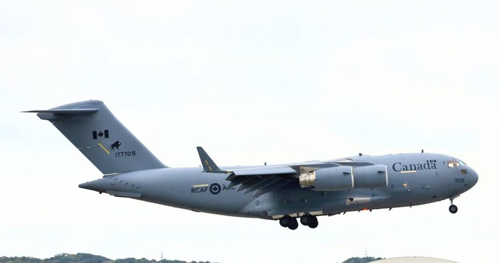 カナダ軍輸送機　嘉手納基地飛来