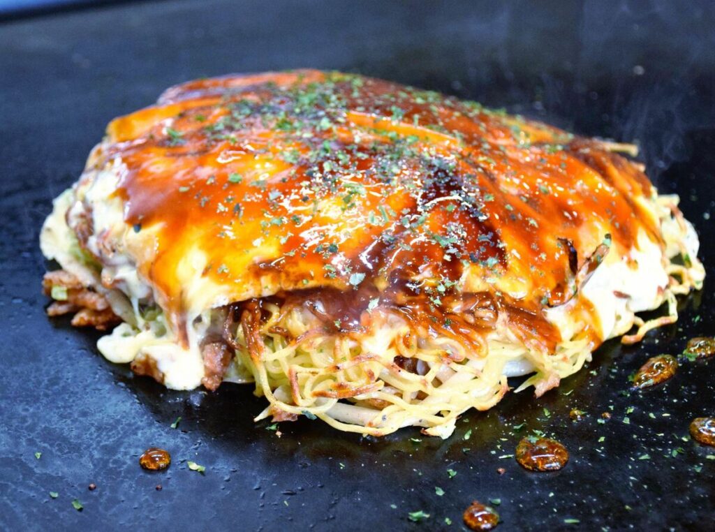 沖縄で味わう本場のお好み焼き！　濃厚チーズをうどんが和らげる絶妙なバランス　嘉手納町の広島お好み焼き54 | 胃心地いいね | 沖縄タイムス＋プラス