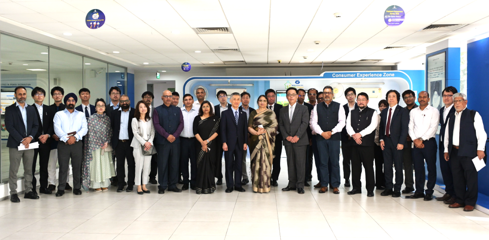 インド・ニューデリーで電源用計器用変圧器(PVT)を用いたマイクロ変電所実証研究の成果報告会が開催されました | NEDO 集合写真