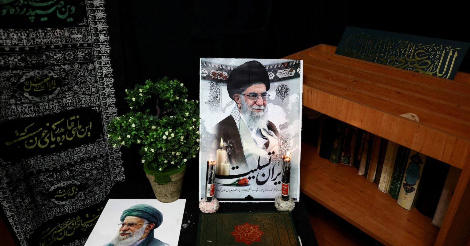 イラン新最高指導者、新年を「抵抗経済」の年と位置付け | ロイター イラン新最高指導者、新年を「抵抗経済」の年と位置付け | ロイター