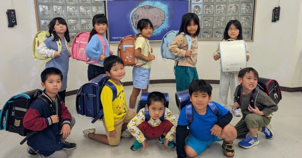 愛知からランドセル　多良間、伊藤医師が１０人分