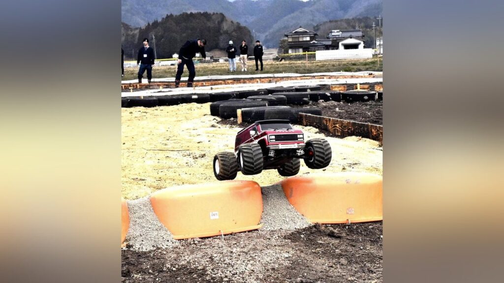 兵庫県 丹波篠山市 ダートコースを土ぼこり上げ「RCカー」疾走、サムライ の 野上徹 社長 畑に特設サーキット場 : 読売新聞