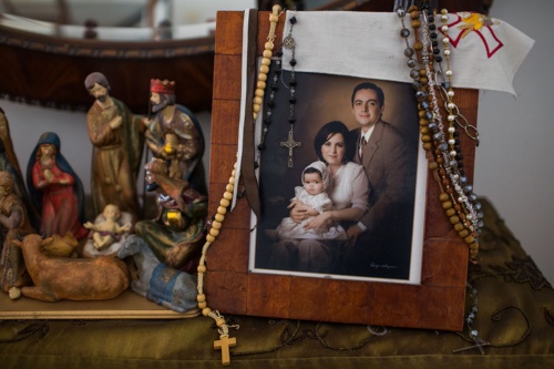 凶行に及んだセタス・カルテルは、彼らの組織とは何の関係もない男女や子どもを拉致した。殺害された人々のなかには、友人とサッカーの試合を見に出かけていたエドガー・アビラもいた。写真に写っているのは、エドガーと妻、そして夫妻の娘だ。（PHOTOGRAPH BY KIRSTEN LUCE）