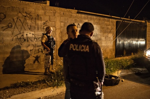 虐殺が始まっても、地元の警察は傍観していた。数年後、セタス・カルテルのリーダーたちが投獄されると、やはり襲撃を受けたピエドラス・ネグラス市では、警官をほぼ全員解雇して新たに採用。軍隊に共同パトロールを要請して、行政の信頼回復に努めた。（PHOTOGRAPH BY KIRSTEN LUCE）