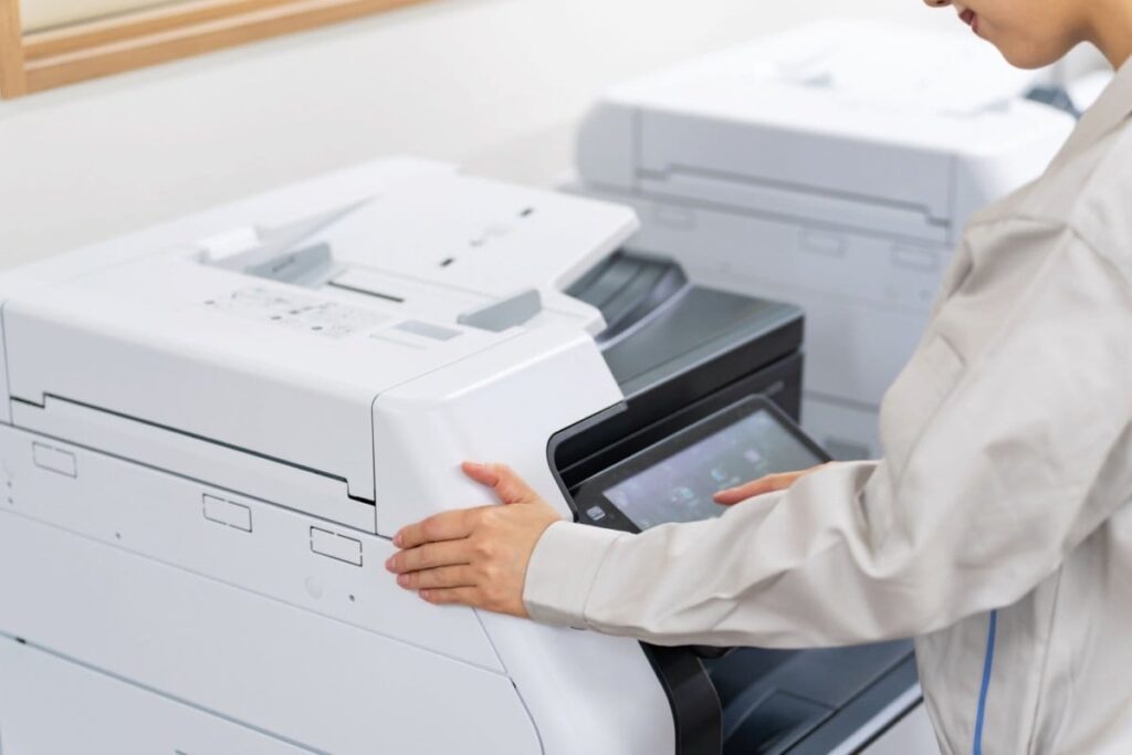 【1通わずか10円】三重県菰野町が踏み切った「コンビニ交付」大幅値下げ。物価高にあえぐ住民への独自支援策 「物価高騰対策重点支援地方創生臨時交付金事業」の活用 | LIMO | くらしとお金の経済メディア 【1通わずか10円】三重県菰野町が踏み切った「コンビニ交付」大幅値下げ。物価高にあえぐ住民への独自支援策 「物価高騰対策重点支援地方創生臨時交付金事業」の活用 | LIMO | くらしとお金の経済メディア