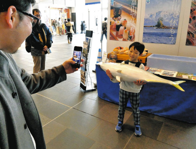 ブリと一緒にニコッ JR西 富山駅ですしPRフェス(中日新聞Web)|dメニューニュース(NTTドコモ) ブリと一緒にニコッ JR西 富山駅ですしPRフェス