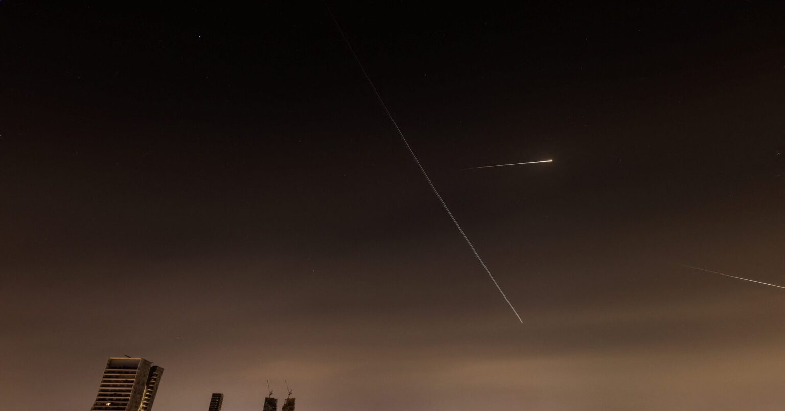 イラン、イスラエルの核施設付近攻撃　初めて長距離ミサイル発射 | ロイター
