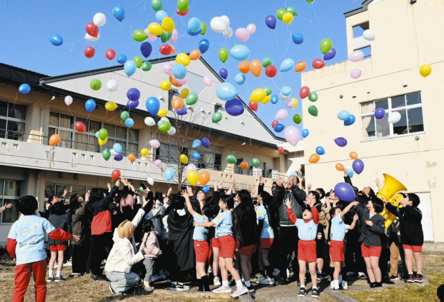 歌い踊り奏でて　母校に「別れ」にぎやかに　輪島・町野小と東陽中 閉校催し