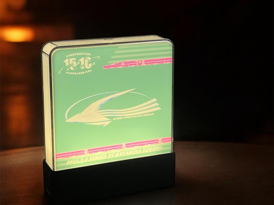 東北新幹線E5系・北海道新幹線H5系の車体ロゴをあしらったインテリアライト。開業15周年・10周年記念で - トラベル Watch
