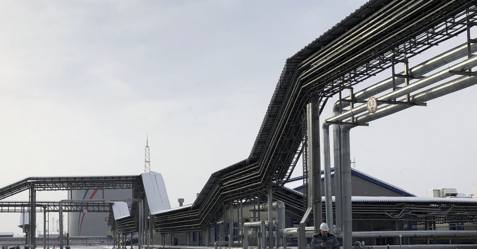 ロシア主要石油輸出港2港、ドローン攻撃で炎上　積み込み停止 | ロイター