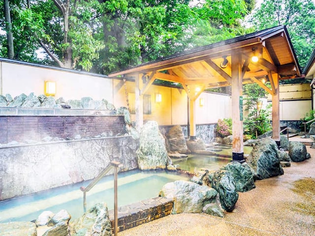 【埼玉県の人気スーパー銭湯】「所沢温泉 湯楽の里」は樹齢100年の巨木に囲まれた露天風呂でリラックスできる