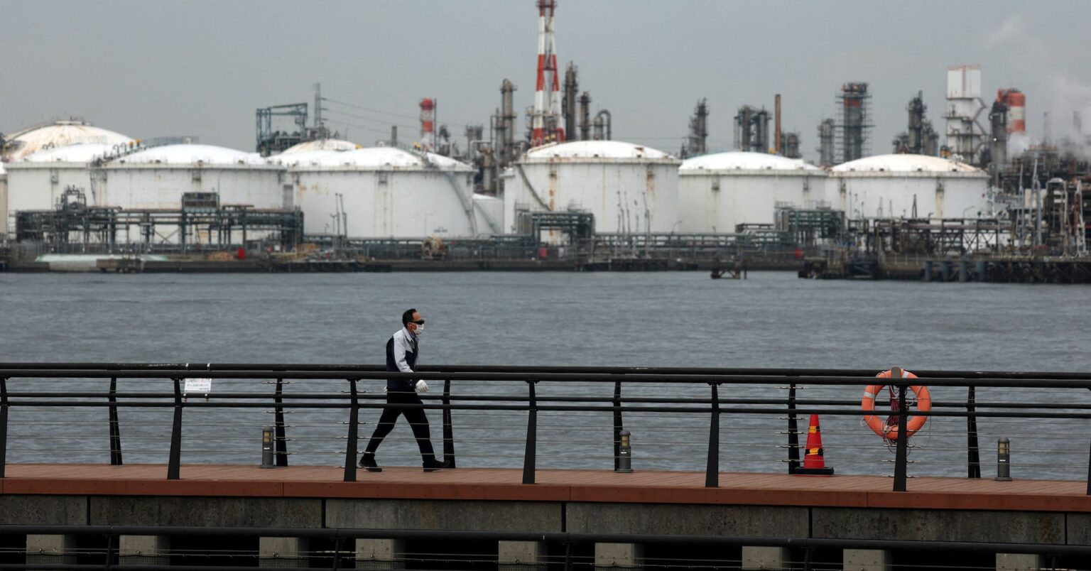 政府、インドから原油・ナフサ輸入を模索　ＬＰガス調達とバーター案＝関係者 | ロイター