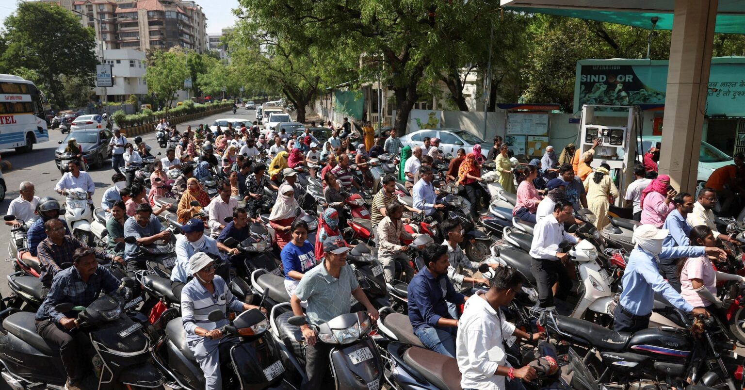 インド、ガソリン・軽油減税を発表　燃料輸出に課税 | ロイター