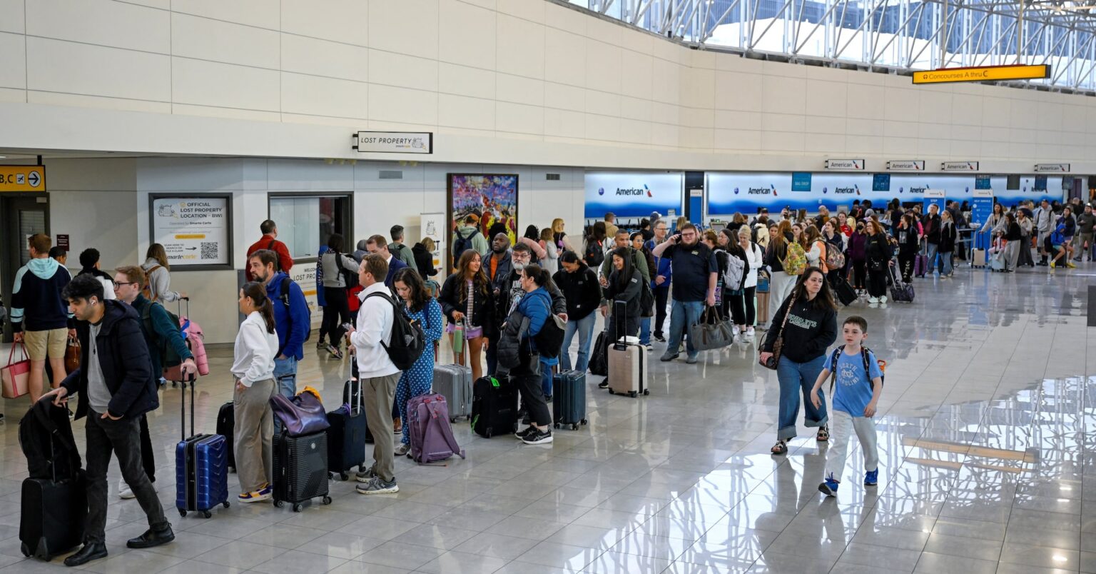 米国土安全保障省、空港保安職員5万人に給与支払いへ　混乱受け緊急措置 | ロイター