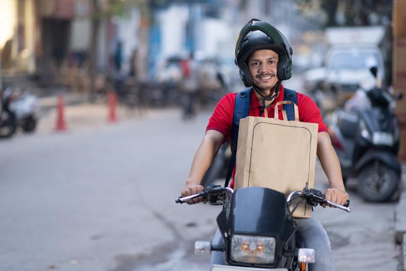 インドにはSwiggy、Zomato、Blinkitなどさまざまなオンラインデリバリーサービスがあり、24時間アプリで注文できる（写真はイメージです）。