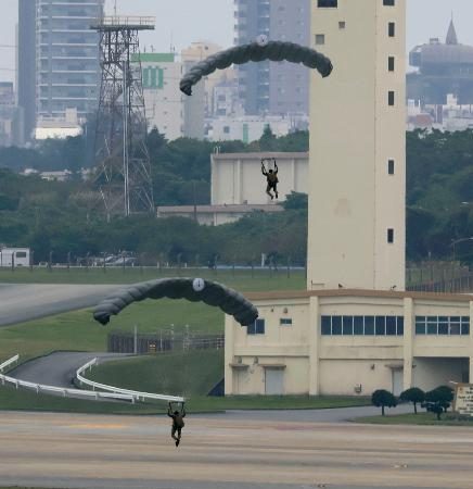 米軍初の２日連続降下訓練　沖縄・嘉手納、県は中止要求