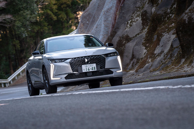 フランス車的な包容力に満ちた乗り心地は指名買いの価値あり｜「DS 4リヴォリE-テンス」に渡辺敏史ら2人のモータージャーナリストが試乗