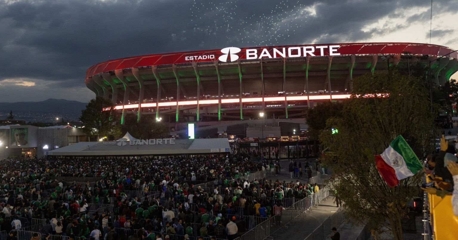 サッカー=メキシコのW杯開幕戦会場で観客転落死、改修後の親善試合 | ロイター サッカー=メキシコのW杯開幕戦会場で観客転落死、改修後の親善試合 | ロイター