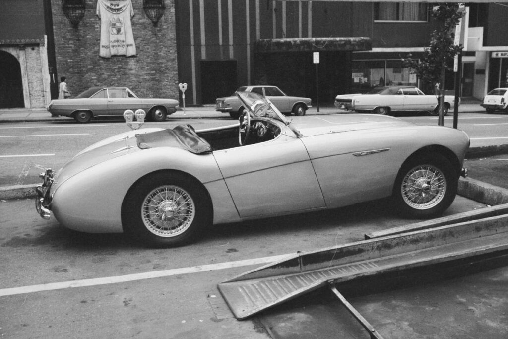 【笹本総編集長コラム】50年前のカナダ、バンクーバーの街角で見た懐かしのクルマ達（前編）　トライアンフからZカーまで、モノクロ写真で蘇る名車たち！ | 自動車コラム・連載 | AUTOCAR JAPAN