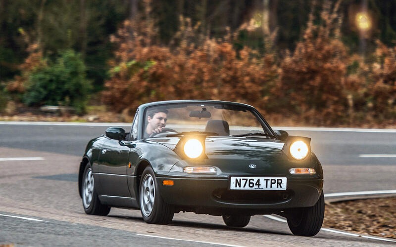 32：マツダMX-5（日本名：ロードスター）