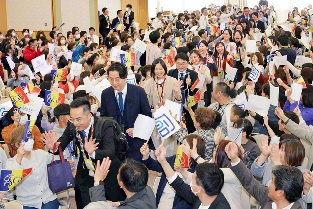 山梨の同志が台湾青年部を盛大に歓迎。山梨鼓笛隊の華麗な演奏など、会場は大いに盛り上がった（山梨文化会館で）