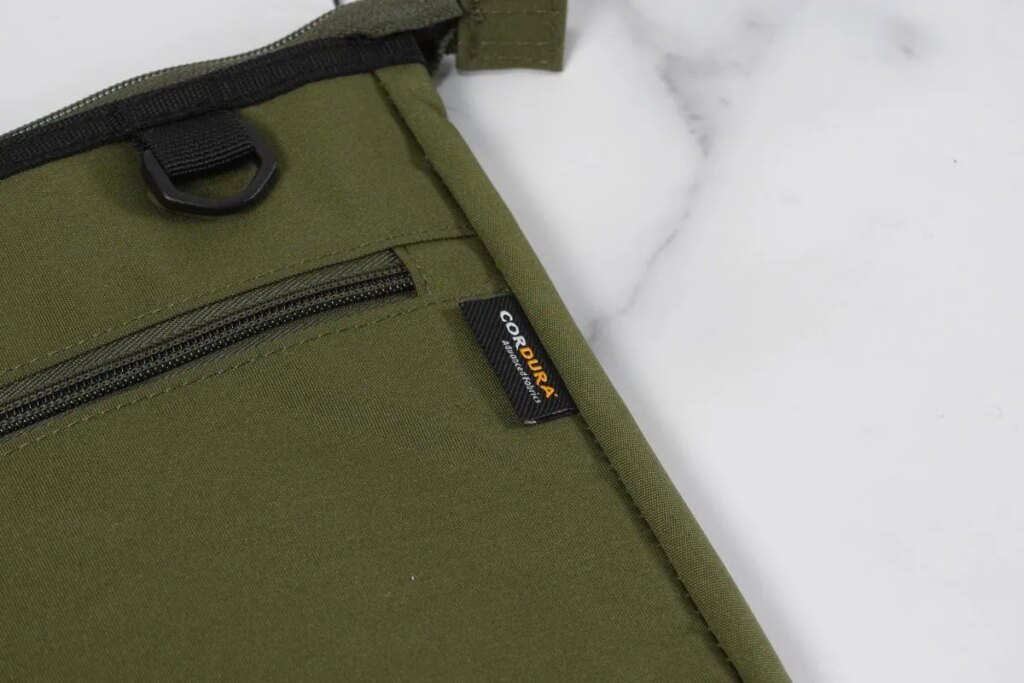 【ワークマンの凄いバッグ】1500円でこのギミックは賢すぎ!“分身”して容量2倍になる傑作サコッシュをマニアがガチレビュー – MonoMax web 【ワークマンの凄いバッグ】1500円でこのギミックは賢すぎ!“分身”して容量2倍になる傑作サコッシュをマニアがガチレビュー - MonoMax web