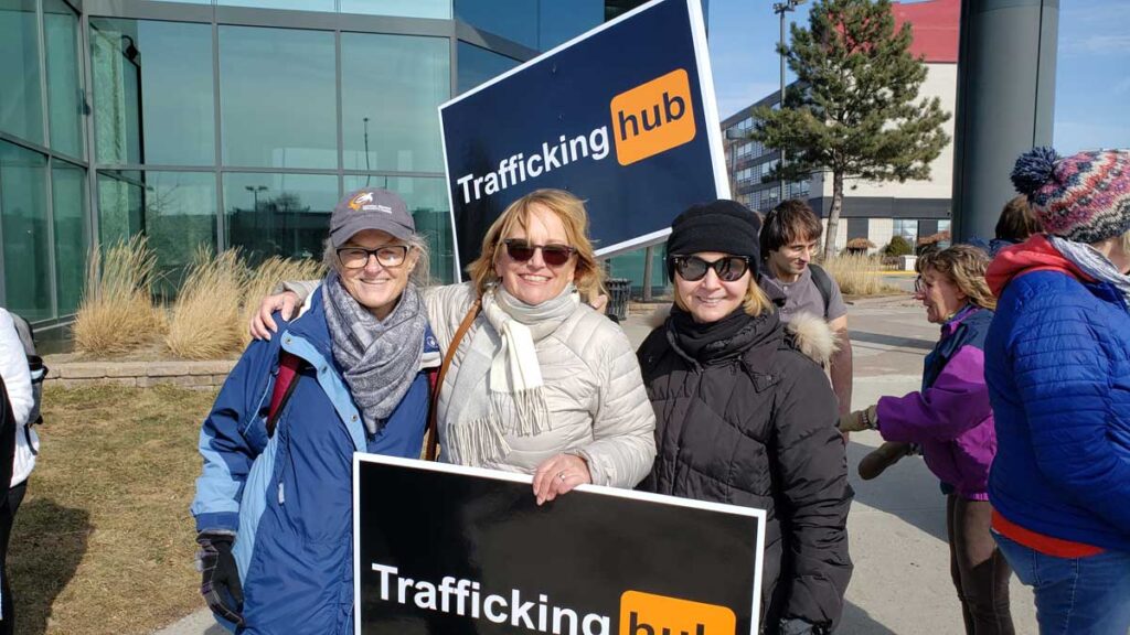 人身売買に反対する抗議活動の様子。中央がペニー・ランキン会長。2020年2月、モントリオール。提供：National Council of Women of Canada
