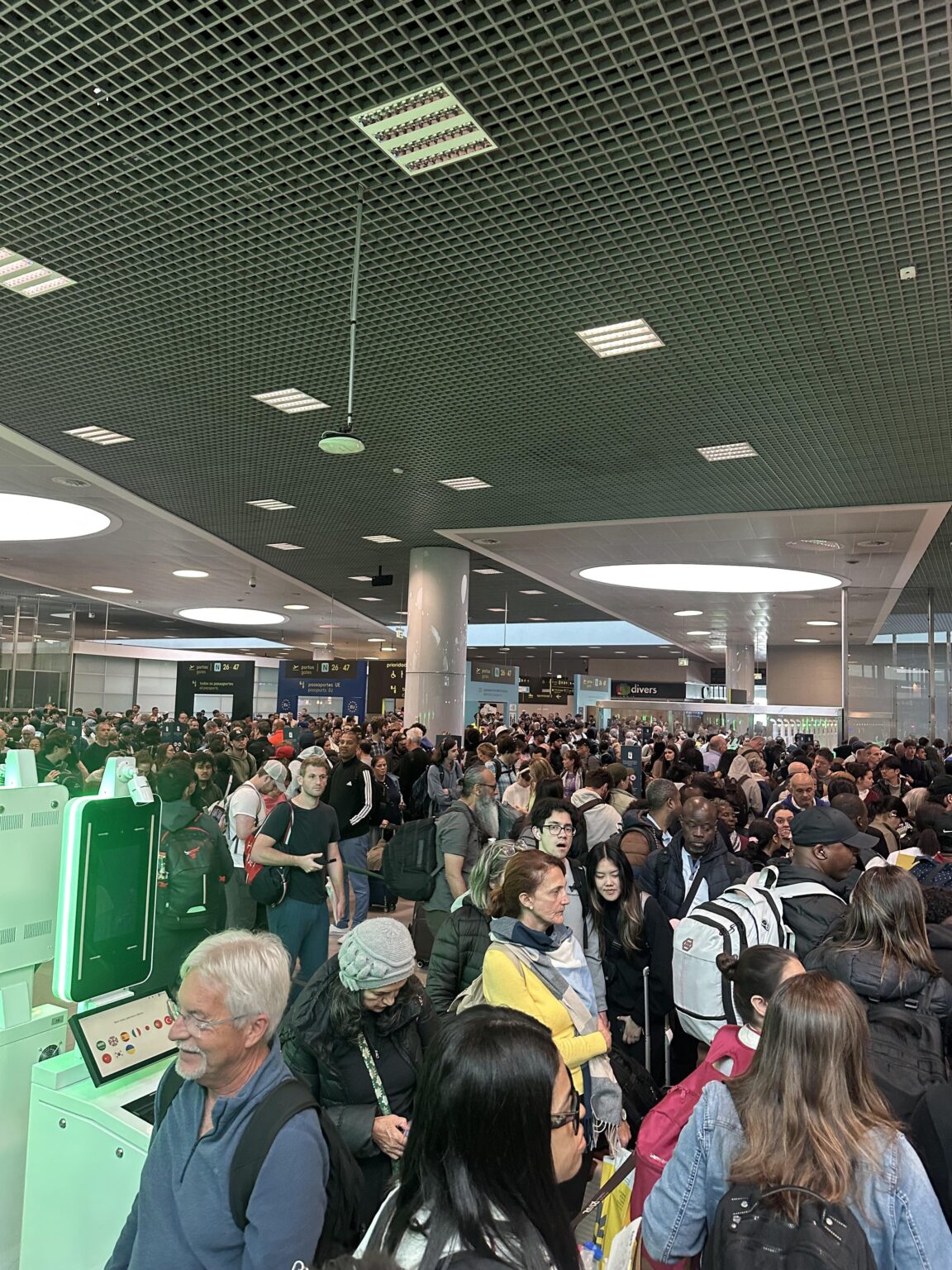 リスボン空港で大混雑