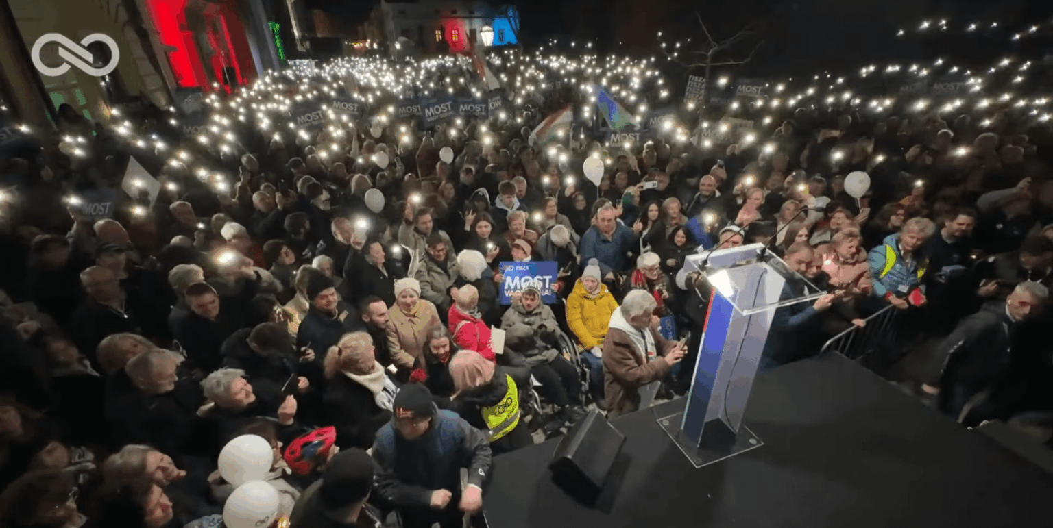 エゲルの残忍な群衆！